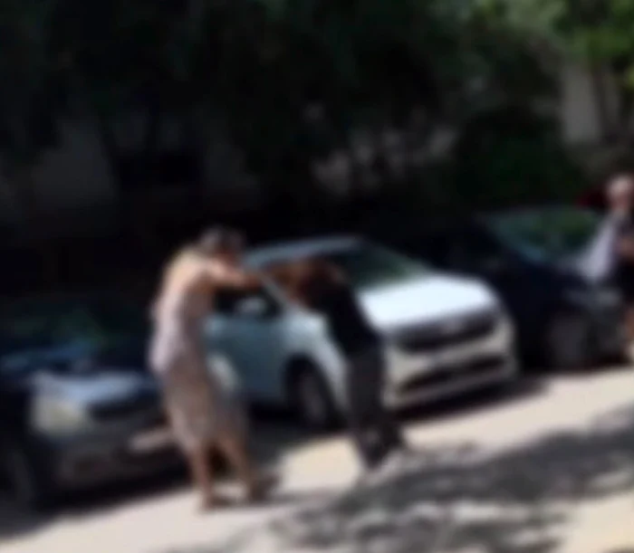 O mamă, filmată în timp ce își lovea și trăgea de păr fiica/ sursa: Facebook 