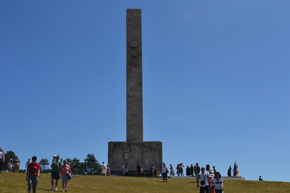 
    Ridicat pe vârful unui deal, monumentul dedicat lui Mihai Viteazul a devenit „loc de pelerinaj” pentru amatorii de plăceriFoto: Andreea Vilcovschi  
