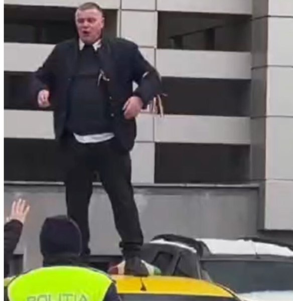 Un taximetrist din Suceava a vrut să-şi dea foc în faţa primăriei. Ce le-a spus poliţiştilor care au reuşit să-l imobilizeze