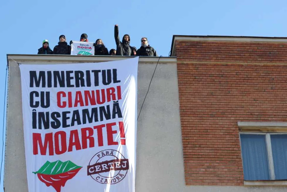 Protestatarii au urcat pe acoperişul MINVEST din Deva. FOTO: Daniel Guţă. ADEVĂRUL.