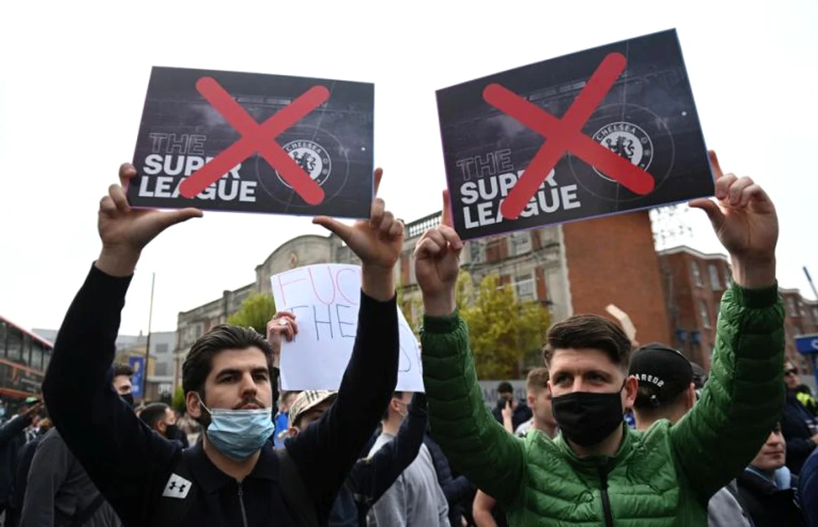 
    Fanii englezi au ieșit în stradă pentru a protesta împotriva Superligii EuropeneFOTO: EPA  
