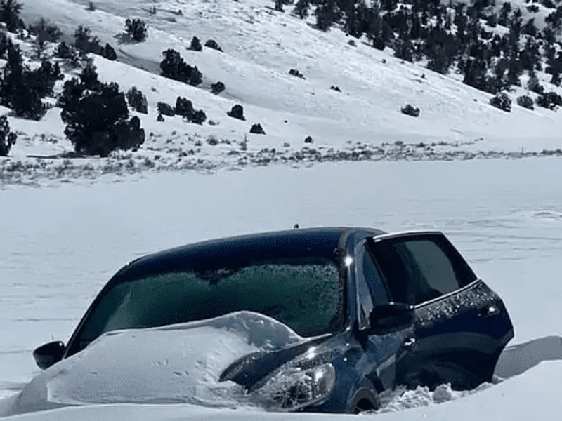 Un bărbat de 81 de ani a fost blocat timp de o săptămână sub zăpadă înghețată. Cum a supraviețuit