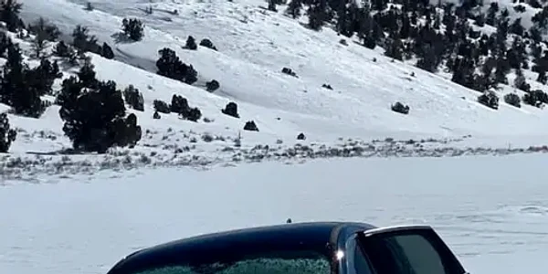 Mașina bărbatului îngropată în zăpadă / Foto: Inyo County Sheriff's Office via Insider