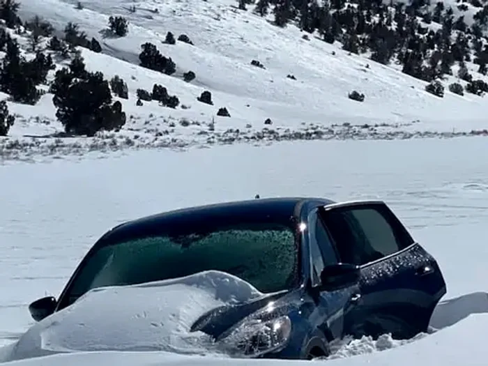 Mașina bărbatului îngropată în zăpadă / Foto: Inyo County Sheriff's Office via Insider