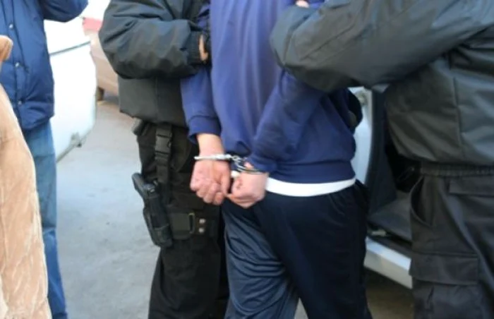 Un ânăr a fost arestat la domiciliu, iar un alt bărbat a fost reţinut preventiv FOTO Adevărul