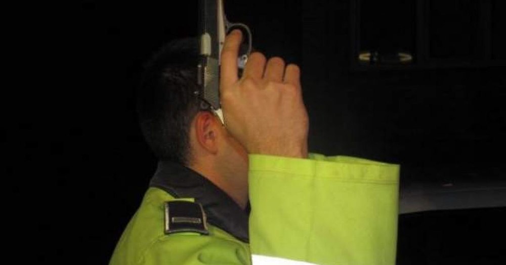 Poliţişti ameninţaţi cu topoarele de doi scandalagii care ascultau muzică la maxim. S-a tras și un foc de armă