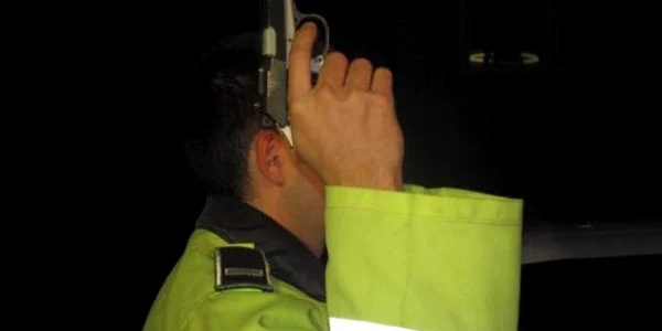 Poliţistul a tras un foc de armă în plan vertical