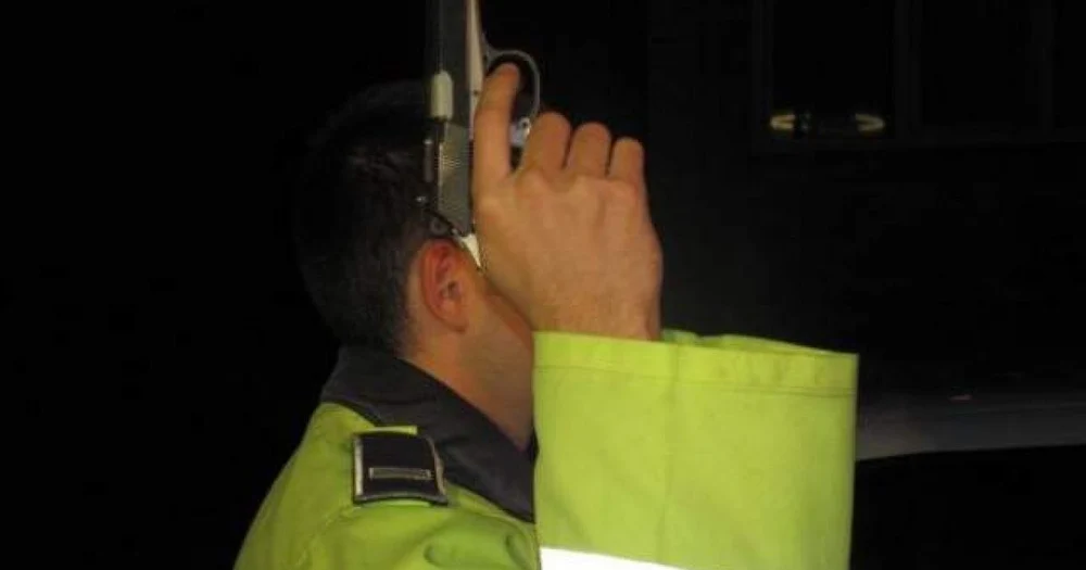 Poliţişti ameninţaţi cu topoarele de doi scandalagii care ascultau muzică la maxim. S-a tras și un foc de armă