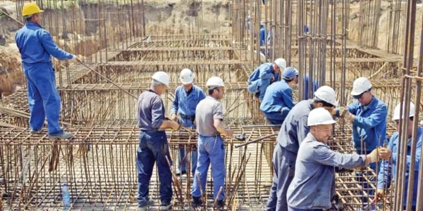 Mulţi dintre noii salariaţi cu acte sunt din industria construcţiilor 
