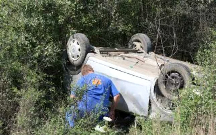 Hunedoara: Dacia prăvălită în râpă a cauzat rănirea unei femei