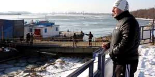 Unul câte unul camioanele urcă pe bac 