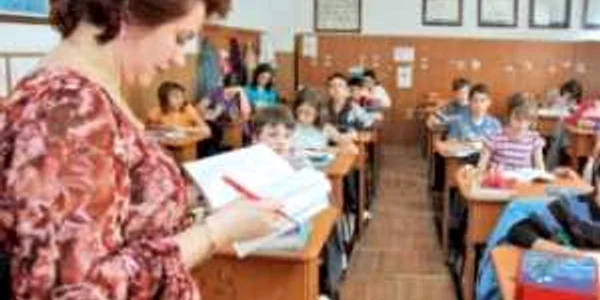 Dascălii aruncă  în aer prima zi de şcoală