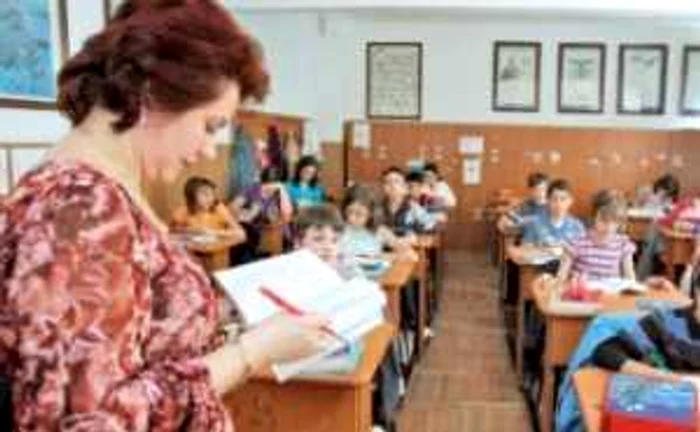 Dascălii aruncă în aer prima zi de şcoală