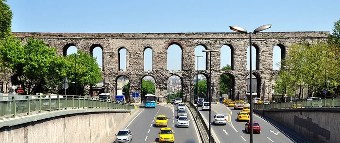 Apeductul lui Valens în Istanbul (© Lowcarb23 / Wikimedia Commons) 