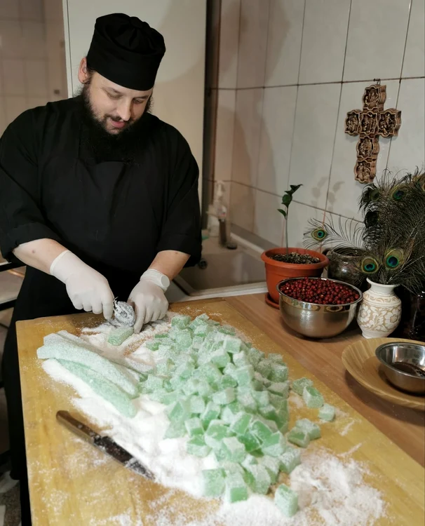 Efrem în bucătăria de la Mănăstirea Dervent SURSA Efrem Băndărică