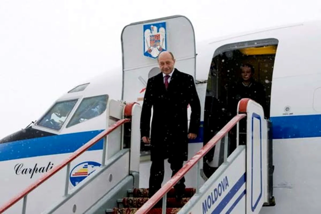 Aeronava în care se afla Băsescu, forţată să aterizeze la SibiuFoto: businessmagazin.ro