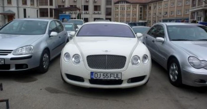 Bentley Continental GT, una din limuzinele puse sub sechestru