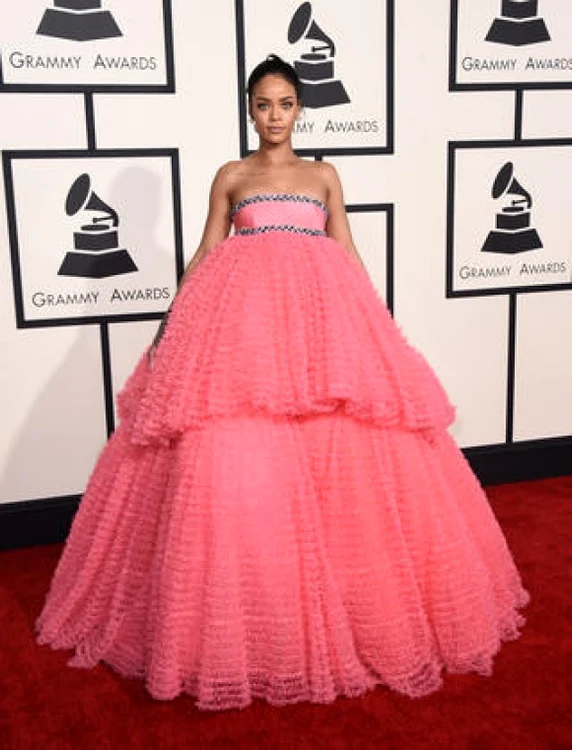 Cel mai prost îmbrăcate vedete: Rihanna (27 de ani) a purtat o rochie mult prea încărcată