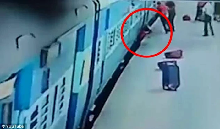 Femeia a alunecat din trenul care nu se oprise încăcaptură video