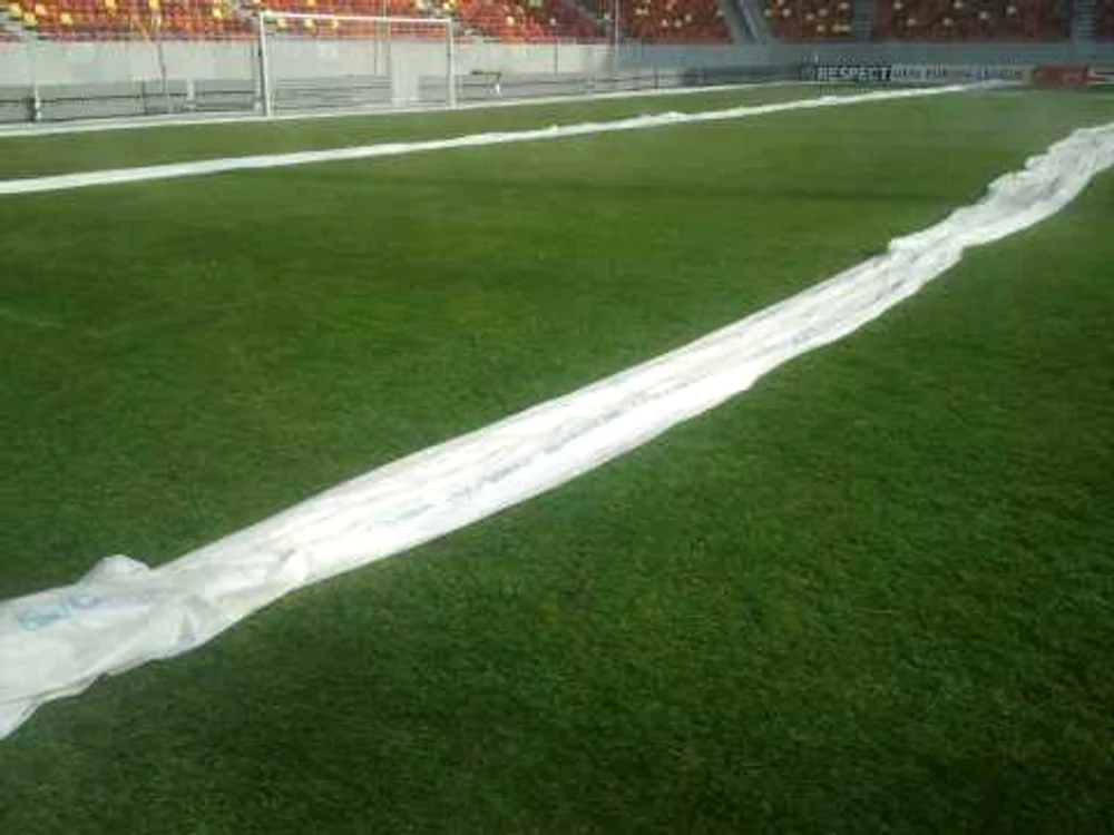Gazonul de pe Arena Naţională, pregătit pentru meciul de mâine
