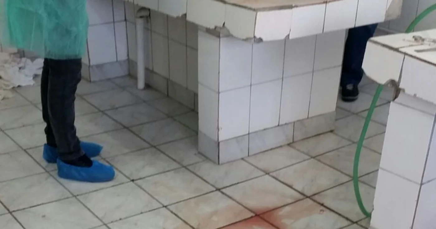 La morga din Caracal, apa cu sânge se scurge pe halatele medicilor