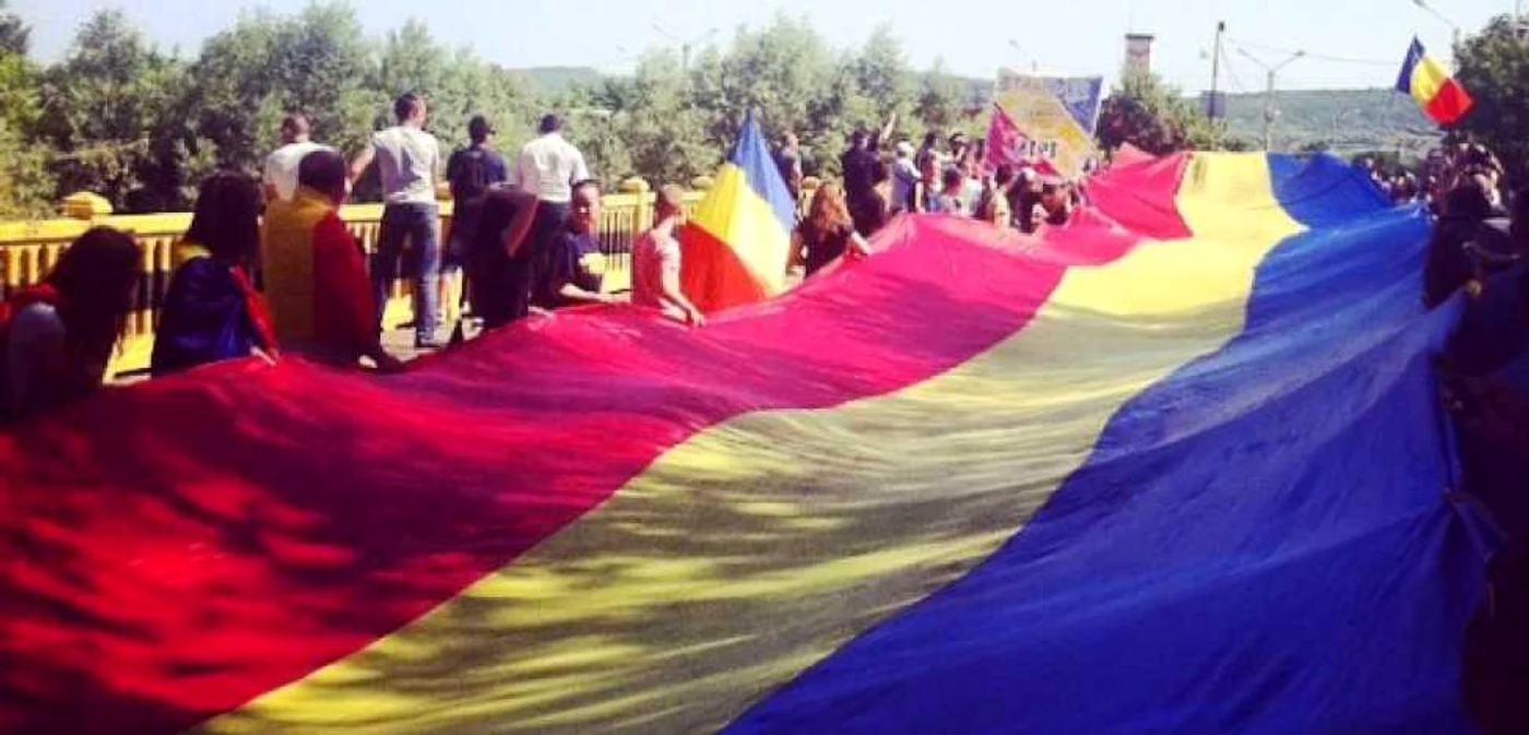 Steagul tricolor uriaş, în lungime de 300 de metri, întins la Vama Sculeni FOTO infoprut.ro