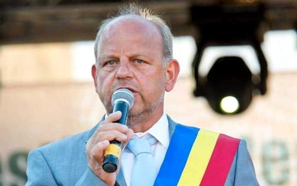 Primarul
suspendat al Rădăuţiului, Aurel Olărean, nu şi-a dus mandatul la bun sfârşit
din cauza problemelor cu legea
