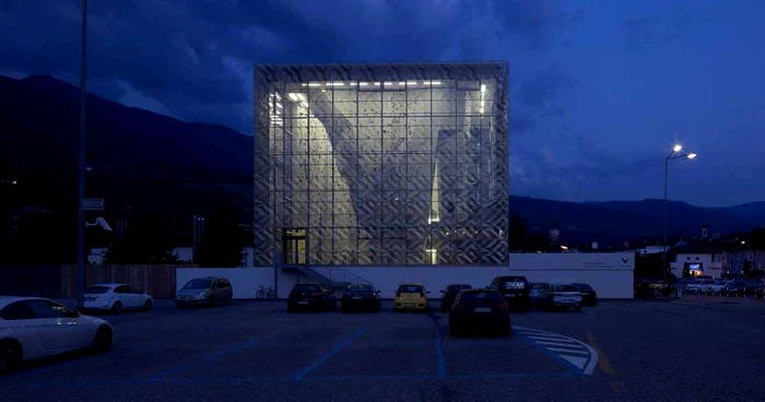 Clădirea din Bressanone se luminează şi devine transparentă noaptea FOTO Wolfgang Meraner