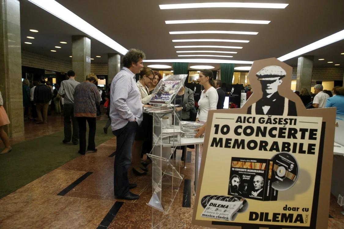 Publicul Festivalului „George Enescu“ la standul „Adevărul“ din foaierul Sălii Palatului FOTO David Munteanu