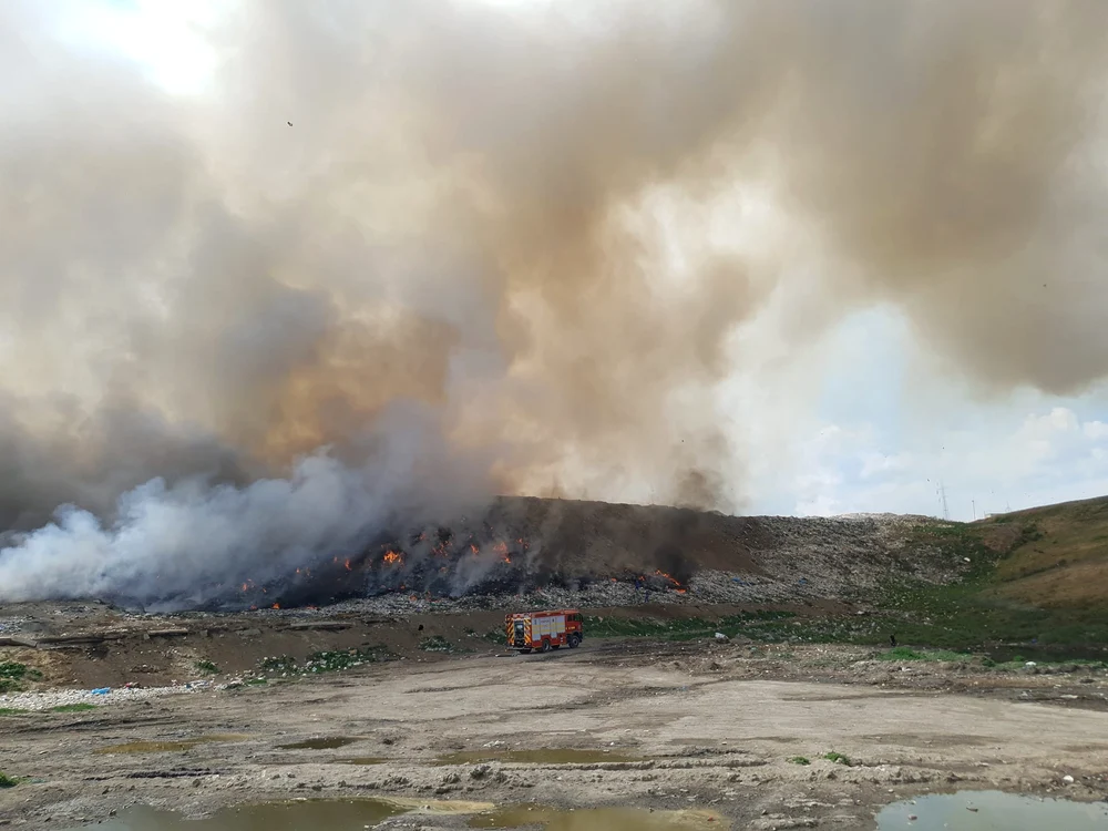 Incendiu puternic la groapa de gunoi FOTO: ISU Galați