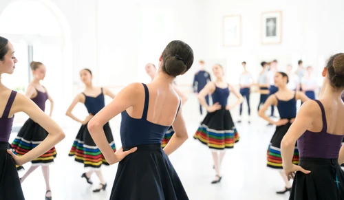 Studente repetitii Hora La Aninoasa in Londra foto The Royal Ballet School jpg