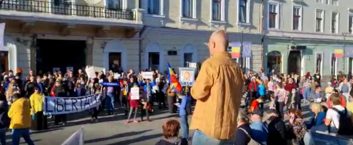 Protestatarii sunt nemulţumiţi de restricţiile ce urmează să fie adoptate. FOTO: Captura video