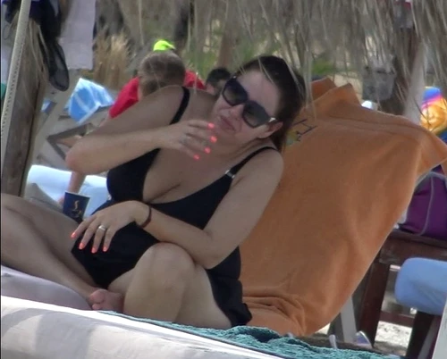 Oana Roman a petrecut o vacanță în Mamaia, doar cu fiica eifoto: BLITZ