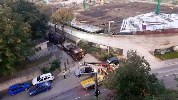 Camion militar blocat de o masina FOTO FB Parchez ca un bou