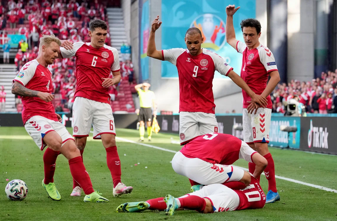 
    Christian Eriksen s-a prăbușit pe gazon Foto: Guliver / GettyImages  
