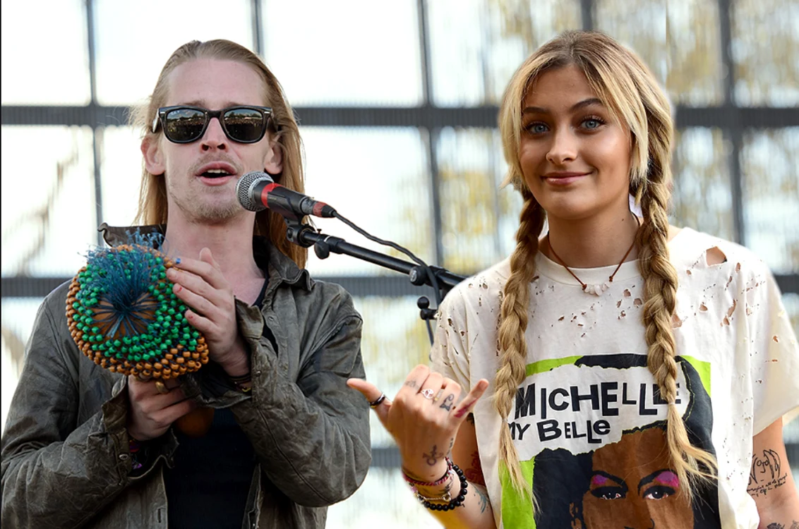 Macaulay Culkin şi fiica lui Michael Jackson, Paris, au o relaâioe foarte apropiată şi petrec mult timp împreună 