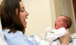 mama femeie copil bebelus spital grija 4 4 2005 1 35 34 pm jpeg