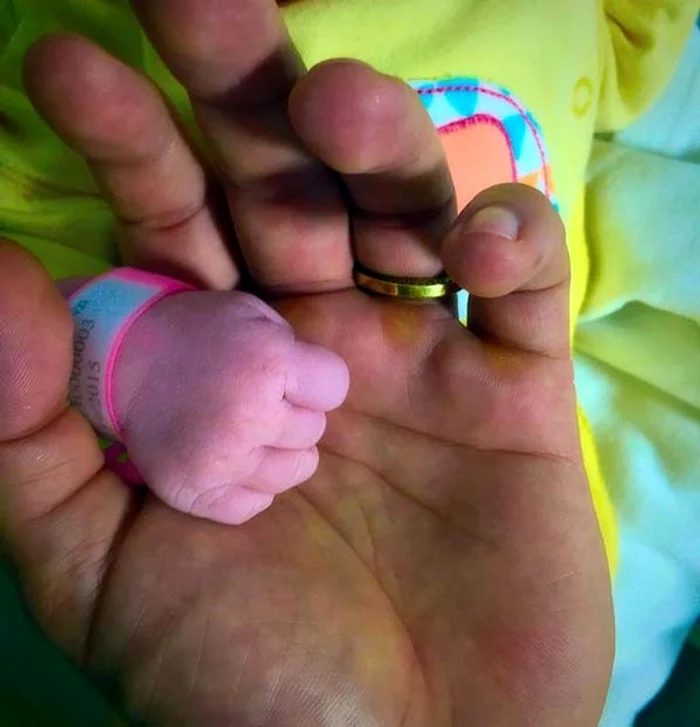 Prima imagine făcută publică de Anda Adam cu fetița ei