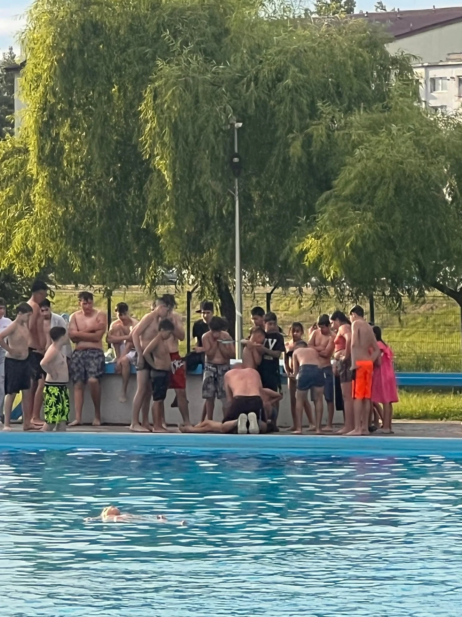 Copil de 6 ani, în comă după ce s-a înecat la un ștrand. Micuțul nu era însoțit de adulți