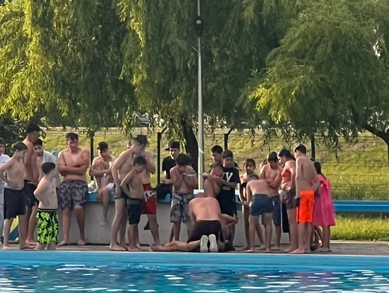  Copil de 6 ani, în comă după ce s-a înecat la un ștrand. FOTO: Facebook/Pescobar Alin
