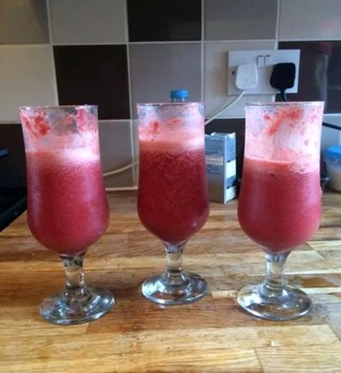 Tom a folosit o parte din placentă pentru a face cocktail-uri daiquiri cu căpșuni
