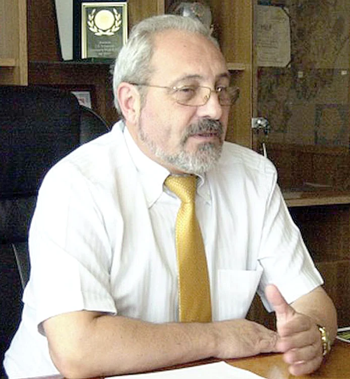 
    Romeo Olteanu conducea maşina de serviciu, un VW Touareg  