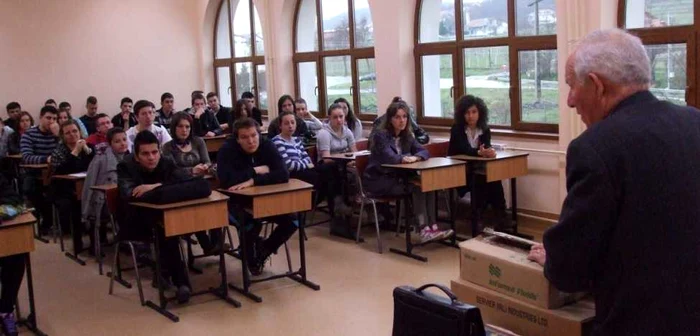 Profesorul diplomat Ioan Ardelean în faţa elevilor de la Seminarul Teologic Ortdodox