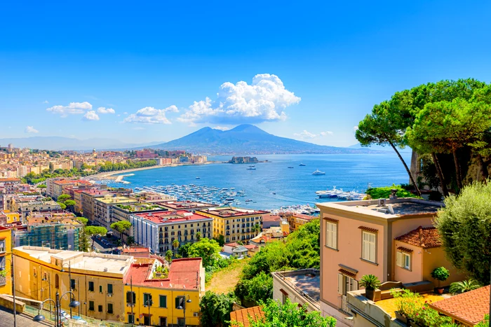 Napoli, cu vedere către Vezuviu. FOTO: Shutterstock