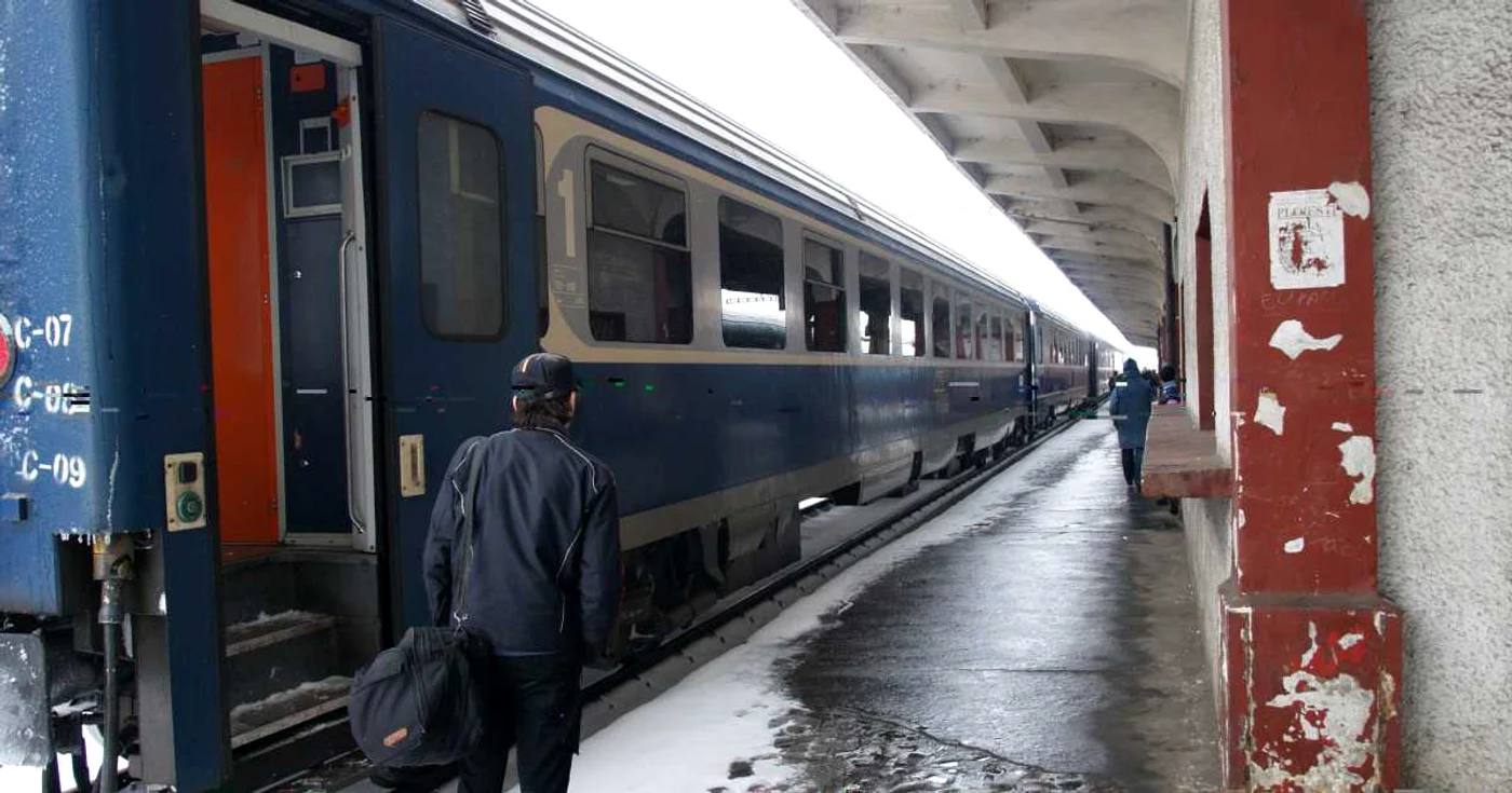 Garniturile CFR staționează între Ploiești și București, înregistrând minute bune de întârziere (foto: Alex Policală)