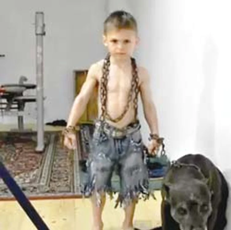Giuliano şi Claudiu arată la 9,  respectiv 7 ani, ca nişte copii  de 4-5 ani. Specialiştii de la  Protecţia Copilului Olt au  depistat că băieţii suferă de  nanism din cauza  antrenamentelor (Foto: getty images)