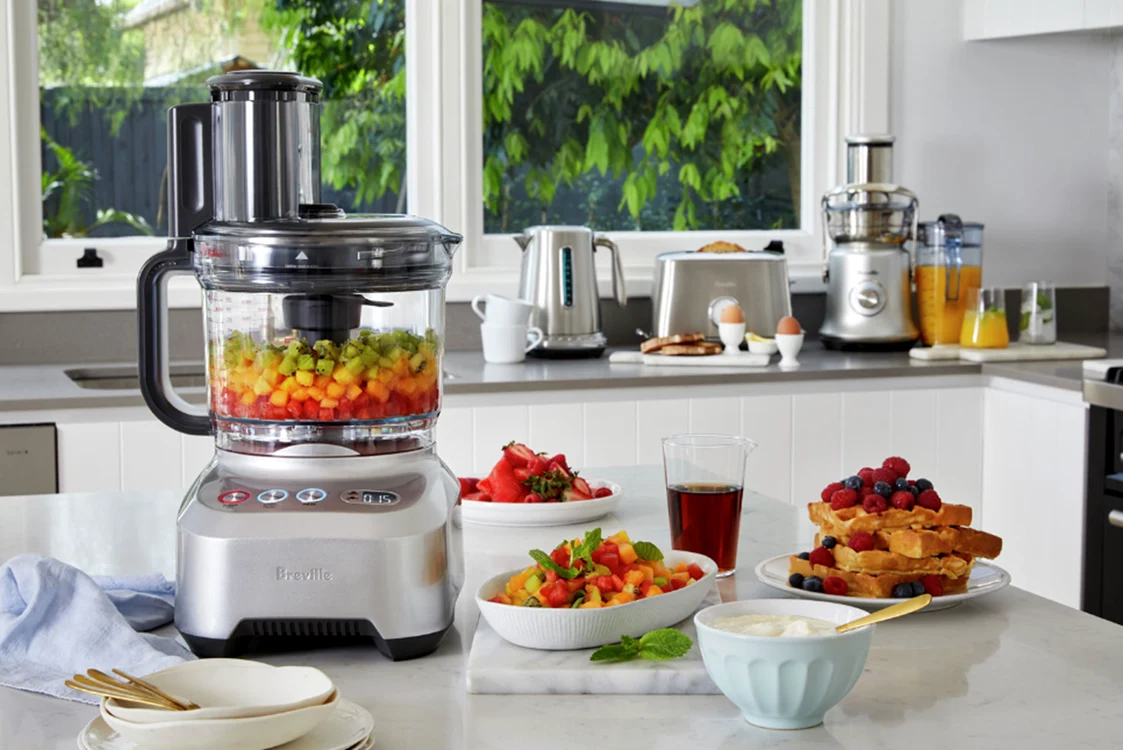 Robot de bucătărie multifuncțional pregătind preparate pentru micul dejun Foto Breville com