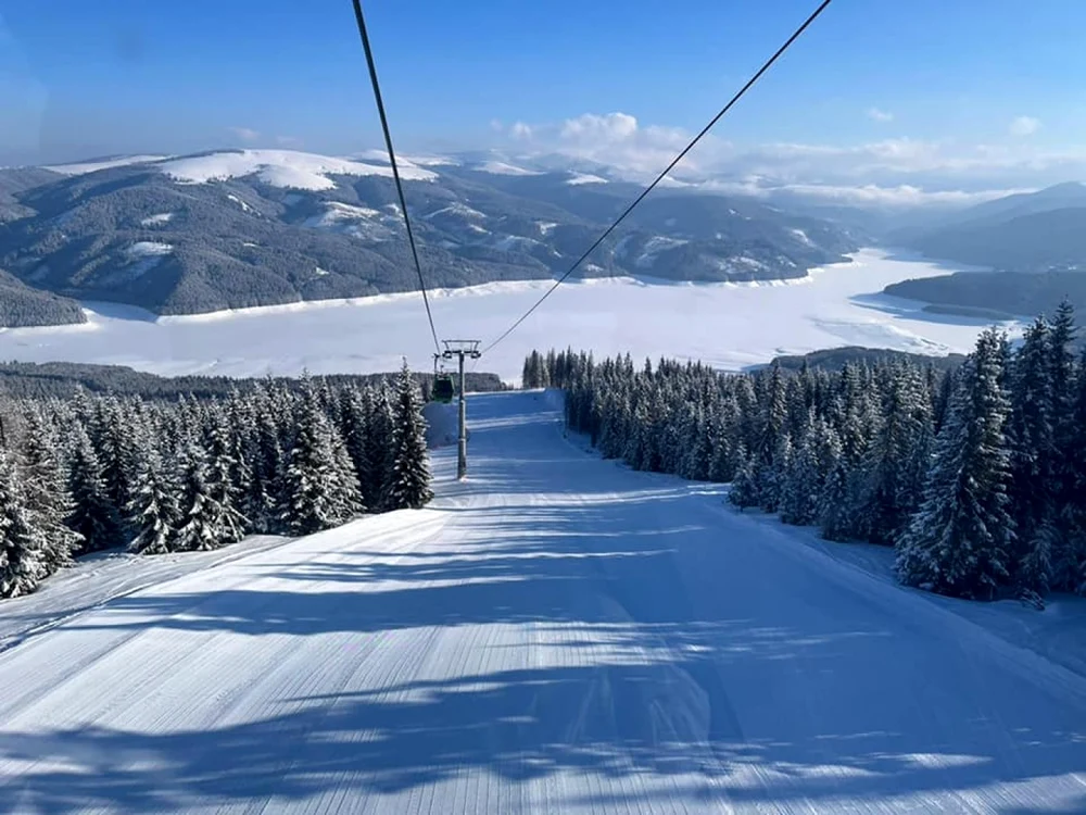 Zăpadă din belşug după jumătatea lunii martie pe pârtiile de la Transalpina Voineasa în Vâlcea Foto Domeniul Schiabil Transalpina