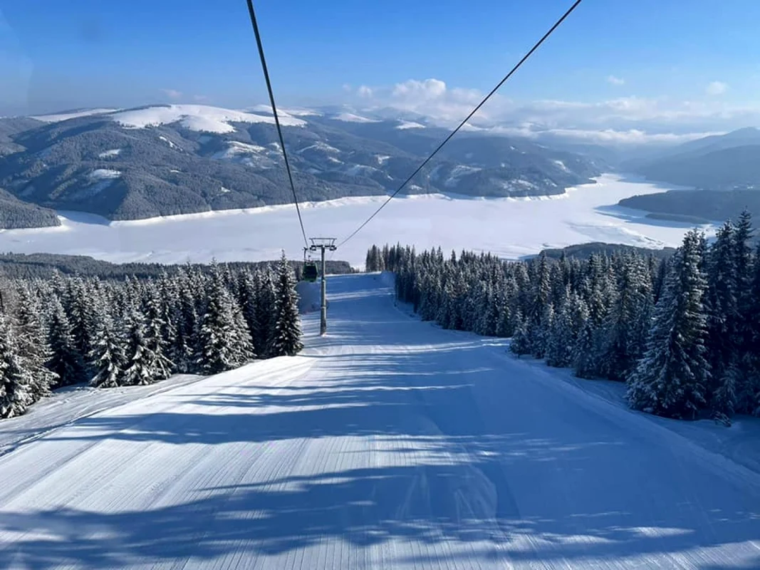 Zăpadă din belşug după jumătatea lunii martie pe pârtiile de la Transalpina Voineasa în Vâlcea Foto Domeniul Schiabil Transalpina