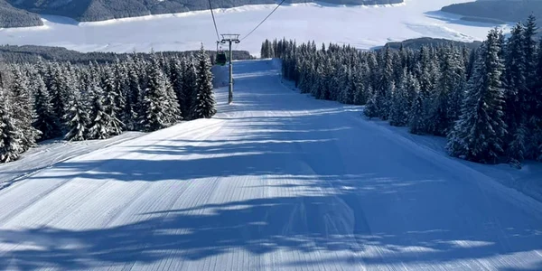 Zăpadă din belşug după jumătatea lunii martie pe pârtiile de la Transalpina Voineasa în Vâlcea Foto Domeniul Schiabil Transalpina
